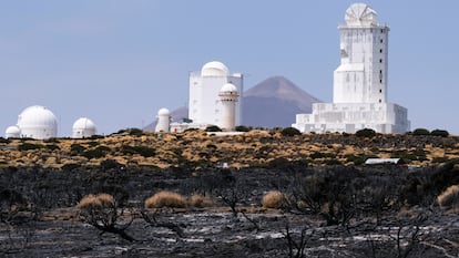 El observatorio del Teide, perteneciente al Instituto de Astrofísica de Canarias, el jueves tras el paso del incendio forestal que afecta a la isla de Tenerife.