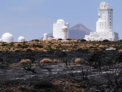 El observatorio del Teide, perteneciente al Instituto de Astrofísica de Canarias, el jueves tras el paso del incendio forestal que afecta a la isla de Tenerife.