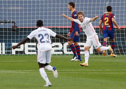 Modric y Mendy celebran el tercer gol del Real Madrid este sbado ante el Barcelona en el Camp Nou