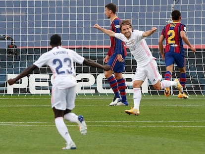 Modric y Mendy celebran el tercer gol del Real Madrid este sábado ante el Barcelona en el Camp Nou