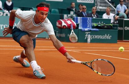 El mallorquín devuelve la pelota al búlgaro Grigor Dimitrov durante los cuartos del torneo de Montecarlo, donde Djokovic le negó su noveno título seguido.