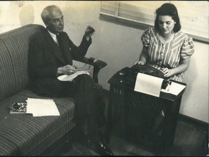 Bernardo Giner dictando a su hija Elisa B que escribe a m&aacute;quina, en M&eacute;xico. 