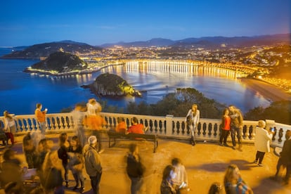 Pasar una jornada en esta gran dama playera de la 'belle époque', así como su entrada paulatina al Cantábrico y sus panorámicas hacia la isla de Santa Clara y hacia los montes Igueldo y Urgull, constituye una experiencia que marca. Bajo el paseo de icónica rejería, en los voladizos, hay bares y se alquilan piraguas y tablas de pádel surf, mientras en el mar flotan gabarrones con tobogán y una plataforma usada durante la Semana Grande (del 10 al 17 de agosto) como castillo de fuegos artificiales. La pleamar la deja muy mermada de arena. Resulta divertido observar cómo la subida de la marea va desalojando, entre saltos y pequeños gritos, a los bañistas no avisados.