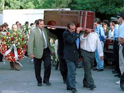 Familiares y amigos del agente fallecido trasladaban su féretro ayer durante el entierro.