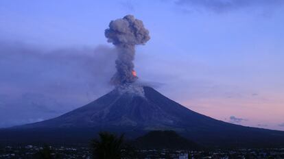 This photo taken from a drone shows a column of ash shooting up from the Mayon volcano as it continues to erupt, seen from the city of Legazpi in Albay province, south of Manila on January 24, 2018.
Thousands more residents fled an erupting volcano in the Philippines, relief workers said on January 24, as foreign tourists flocked to the area to watch spectacular flaming lava and giant cauliflower clouds spurting from its crater. / AFP PHOTO / CHARISM SAYAT