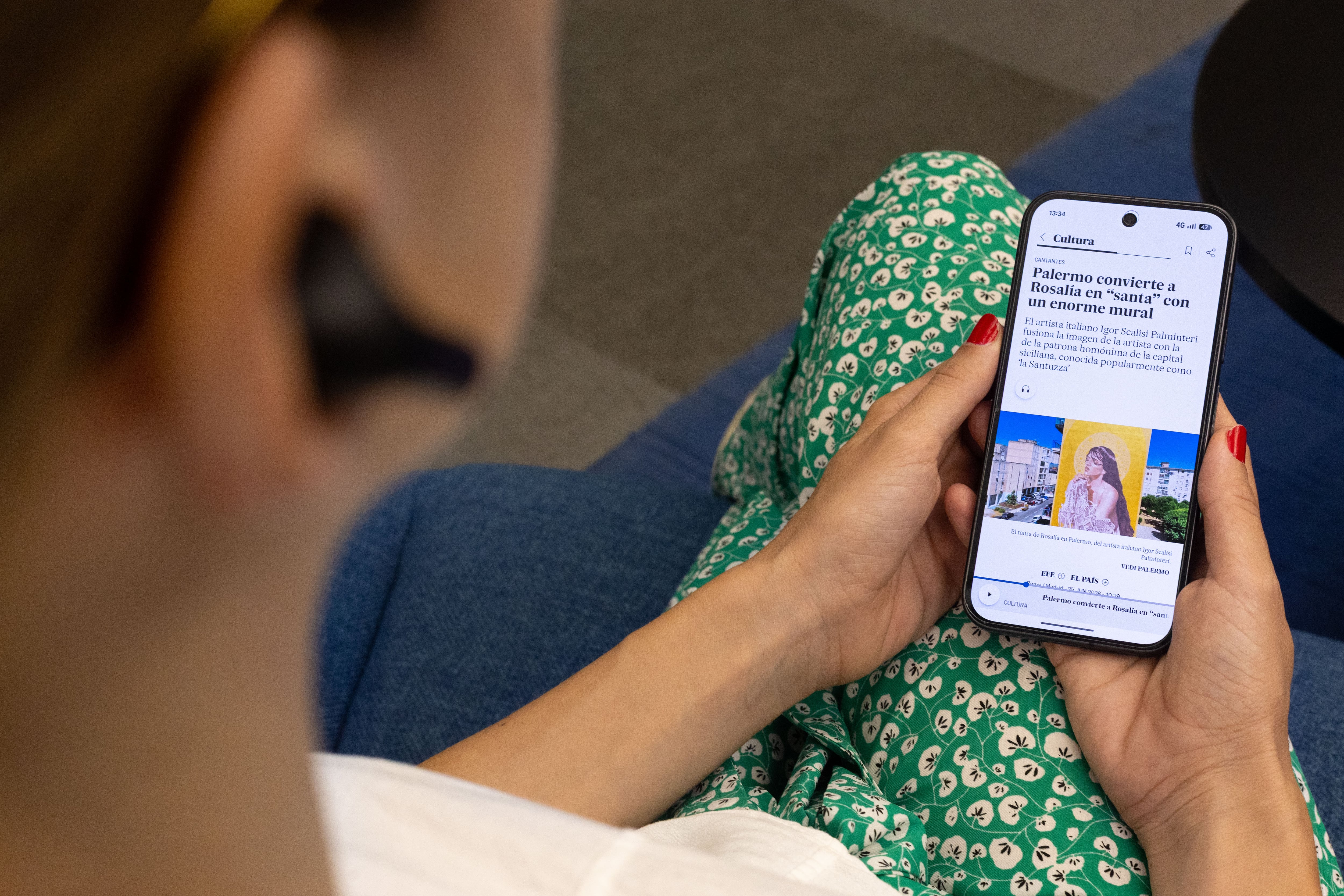 Una usuaria de la app de EL PAÍS escucha una noticia.