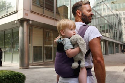 Un padre lleva a su hijo en una mochila portabeb&eacute;s.