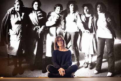 Marisa Flórez posa delante de una fotografía de presas en la cárcel de Yeserías (1981) durante el montaje de su exposición, el viernes, 9 de mayo.