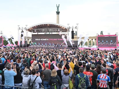 La plaza de los Héroes de Budapest, tomada por el Giro durante la presentación del miércoles.