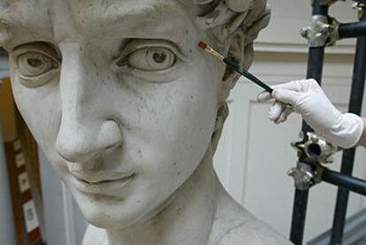 Limpieza del <i>David </i>de Miguel Ángel  en la Galería de la Academia de Florencia.