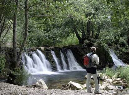 Cascada en el antiguo molino de Moradillo del Castillo, a la entrada de las hoces del río Rudrón, uno de los parajes naturales mejor conservados, y poco conocidos, del norte de Burgos.