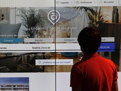 Un hombre consulta un portal inmobiliario en una pantalla gigante, en una imagen de archivo.