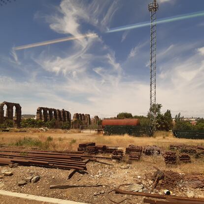 Mérida desde el tren. La entrada a Mérida permite pasar junto al acueducto de Los Milagros, una gran obra de ingeniería civil para llevar agua a la ciudad. 