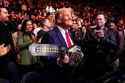 Donald Trump, entre Tulsi Gabbard y Elon Musk, el 16 de noviembre en un espectáculo de la liga UFC en Nueva York.