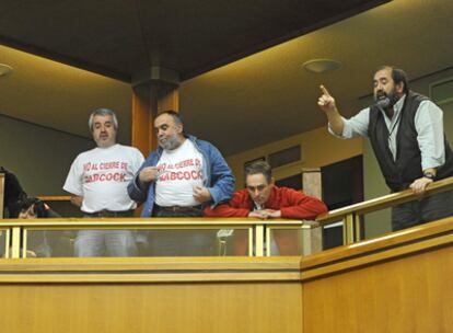 Trabajadores de Babcock llevaron ayer hasta el Parlamento sus protestas por la situación de la empresa.