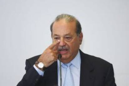 MÉXICO-ESPAÑA/BANCA:MEX106. CIUDAD DE MÉXICO (MÉXICO), 07/09/09.- El magnate mexicano Carlos Slim participa hoy, 7 de septiembre de 2009, en una rueda de prensa en Ciudad de México, donde el grupo Inbursa, de Slim, y la Infanta de España Cristina de Borbón (i), directora del Área Social de la Fundación española La Caixa, anunciaron la creación de la Fundación Inbursa, que nacerá con 1.000 millones de pesos (unos 55 millones de euros) para trasladar a Latinoamérica la acción social de ambas entidades. EFE/José Méndez