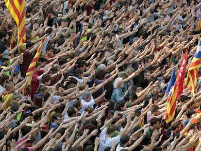 Un momento de la manifestaci&oacute;n que bajo el lema &quot;Parada de Pa&iacute;s, para parar la violencia&quot; se lleva a cabo esta tarde en Igualada, en protesta por las cargas policiales del 1-O. 