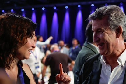 El presidente del PP, Alberto Núñez Feijóo, conversa con la presidenta de la Comunidad de Madrid, Isabel Díaz Ayuso.