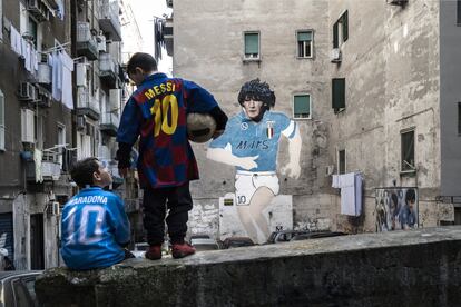 Dos ni?os lucen las camisetas de Maradona y Messi en el barrio de Forcella.