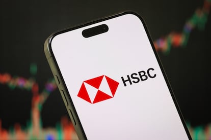 Un celular con la aplicación del banco HSBC