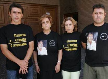 La viuda y los tres hijos de Hipólito Muñoz, muerto en el accidente de Valencia, en la puerta de la iglesia de Paiporta.
