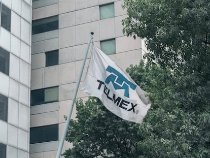 Una bandera afuera del edificio corporativo de Telmex, en Ciudad de México.