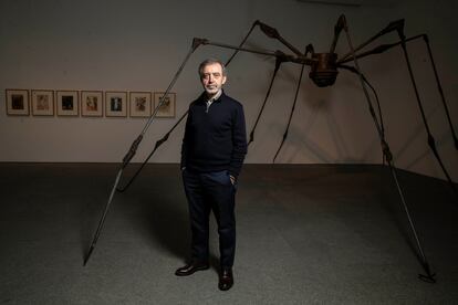 Manuel Borja-Villel, director del Reina Sofía, este viernes ante la pieza de Louise Bourgeois que se incluirá en la reordenación.