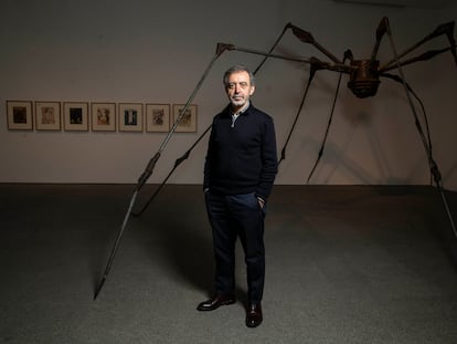 Manuel Borja-Villel, director del Reina Sofía, este viernes ante la pieza de Louise Bourgeois que se incluirá en la reordenación.