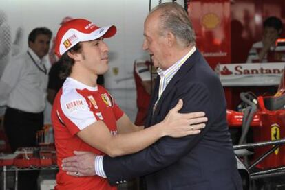 Fernando Alonso y el rey Juan Carlos, antes de la carrera.