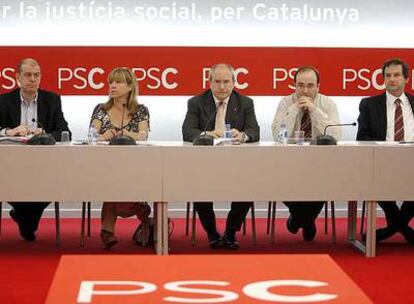 La cúpula del PSC sin Pasqual Maragall. De izquierda a derecha, José Zaragoza, Manuela de Madre, José Montilla, Miquel Iceta y Jordi Hereu.