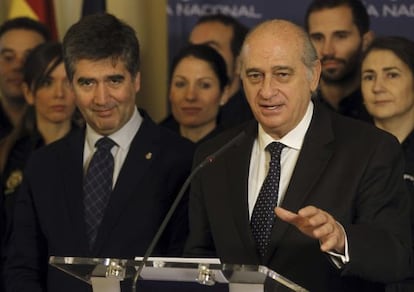 El ministro del Interior, Jorge Fernández Díaz, y el director general de la Policía, Ignacio Cosidó, durante el acto de hoy.