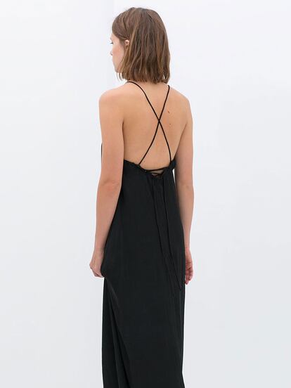 Maxi vestido cruzado de Zara (29,95 euros).