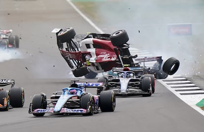 En la primera curva de Silverstone, un accidente múltiple entre varios pilotos ha obligado a detener el Gran Premio de Gran Bretaña. 