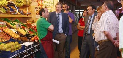 Jaime Lissavetzky, con comerciantes de Orcasur y concejales socialistas.