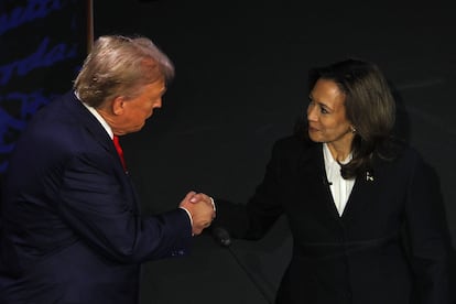 Donald Trump y Kamala Harris se saludan antes del debate.