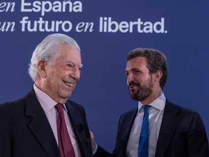 El presidente del PP, Pablo Casado, junto a Mario Vargas Llosa, premio Nobel de Literatura, en la Convención del PP, este jueves.