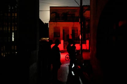 Vista de un barrio de La Habana durante el apagón de este viernes.