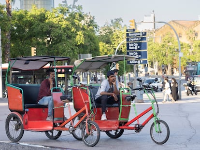 Dos conductores descansan en sus bicitaxis