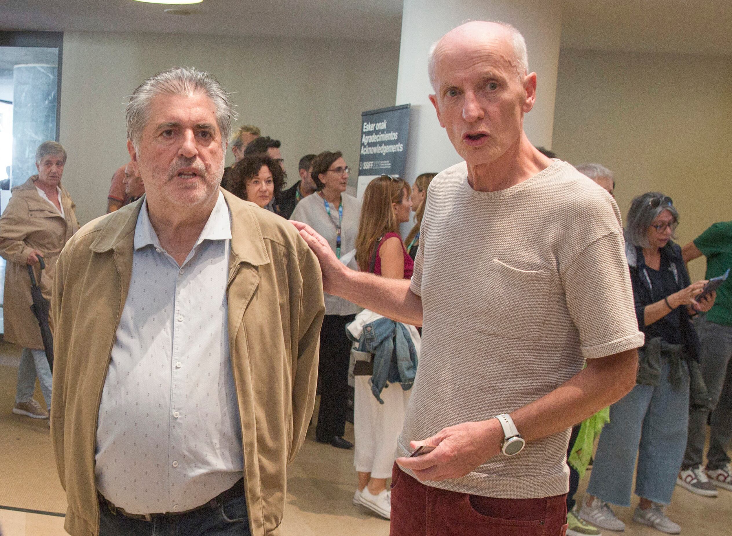 Eguiguren, junto al anterior director de 'Egunkaria', Martxelo Otamendi, en la proyección del documental sobre Ternera.