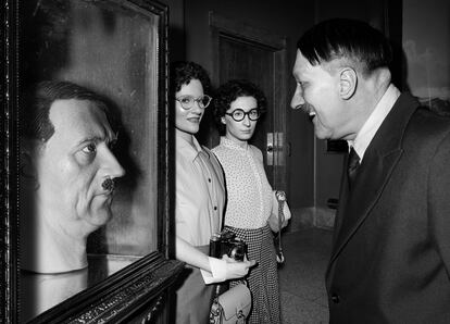 Adolf Hitler contempla una cabeza titiritera de Adolf Hitler ante la atenta mirada de las esposas de dos embajadores extranjeros. Según se imagina Zhang Wei, la foto fue censurada y su autor estaría desaparecido.