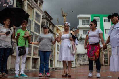 Varias de las madres de los falsos positivos de Soacha en el cementerio de Ocaña durante una conmemoración en 2018.