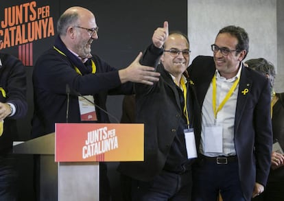 El exconseller y número 4 de la candidatura de Junts per Catalunya , Jordi Turull (c), y el exconseller y candidato número seis de Junts per Catalunya por la demarcación de Barcelona, Josep Rull (d), junto a la directora de la campaña, Elsa Artadi (i), celebran los resultados de la candidatura del partido.