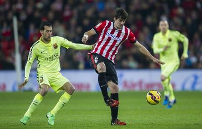 Busquets presiona a San José.
