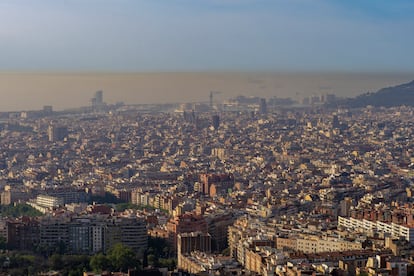 Contaminación en el cielo de Barcelona.