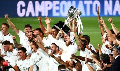 El Real Madrid se coronó campeón de LaLiga española por trigésima cuarta vez en su historia tras ganar al Villarreal por 2-1. En la imagen, los jugadores blancos celebran el título en Valdebebas.