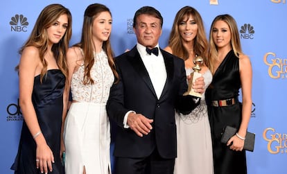Sylvester Stallone posa junto a su mujer y sus hijas con su Globo de Oro en 2019.