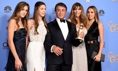 Sylvester Stallone posa com a esposa e as filhas com seu Globo de Ouro em 2019. 