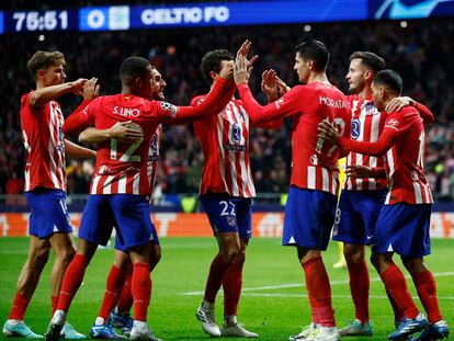 Álvaro Morata celebrando su doblete con sus compañeros de equipo.