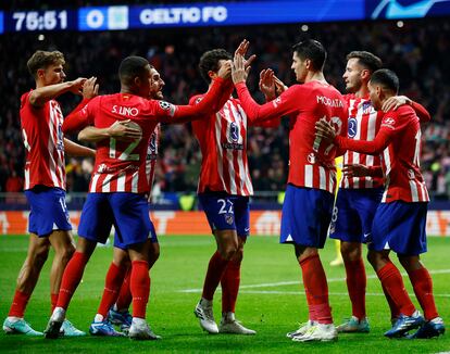 Álvaro Morata celebrando su doblete con sus compañeros de equipo.