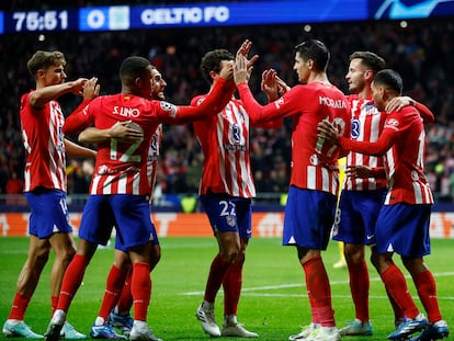 Álvaro Morata celebrando su doblete con sus compañeros de equipo.